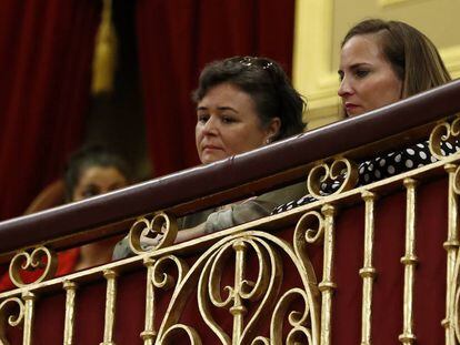 Ruth Ortiz sigue las intervenciones en el pleno del Congreso de los Diputados desde la tribuna de invitados. 