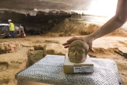 Cabeza de mármol romana de un adolescente recuperada en la zona de la necrópolis, junto a la Vía augusta.