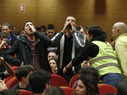 Un grupo de personas interrumpen el acto del secretario general de Podemos y vicepresidente segundo del Gobierno, Pablo Iglesias, durante un debate en la Facultad de Ciencias Políticas de la Universidad Complutense en Madrid.