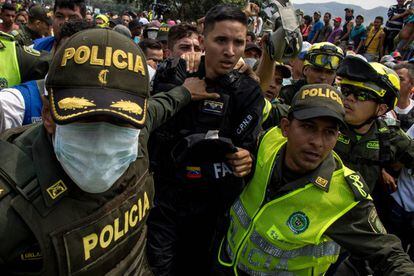 Un policía venezolano, tras pasar a Colombia el pasado 23 de febrero.