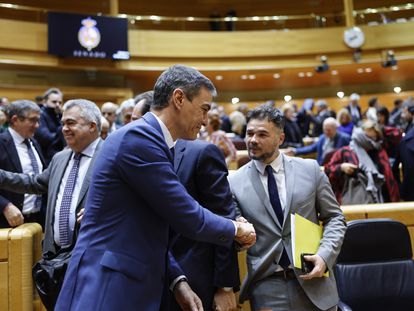 El diputado de Esquerra Republicana de Catalunya Gabriel Rufián (derecha) saluda al presidente del Gobierno, Pedro Sánchez, durante el pleno del Congreso del día 10, reunido excepcionalmente en el Senado.