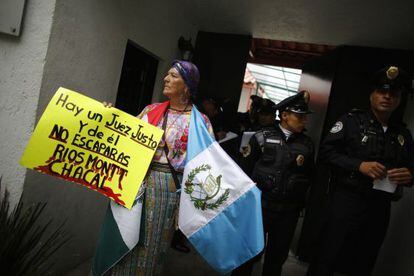 Protesta contra la absoluci&oacute;n de R&iacute;os Montt en la ciudad de M&eacute;xico.