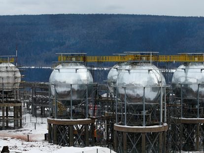 Vista general de tanques de gas licuado de petróleo en una instalación propiedad de Irkutsk Oil Company (INK), en Rusia.