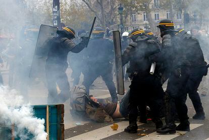 Antidisturbis francesos detenen un home durant la protesta a la plaça de la República de París.
