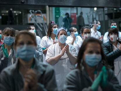 Personal sanitario del Hospital Clínic de Barcelona bajan a la calle para unirse al aplauso de los vecinos