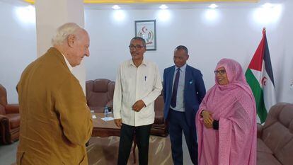 El enviado personal de la ONU para el Sáhara Occidental, Staffan de Mistura, durante su encuentro de este domingo con responsables saharauis en los campamentos de refugiados cercanos a Tinduf (Argelia).