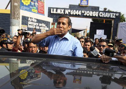 El candidato Ollanta Humala saluda a la gente a la salida de un centro electoral en Lima
