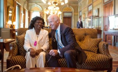 El vicepresidente de EE UU, Joe Biden, junto a la l&iacute;der de las damas de Blanco, Berta Soler.