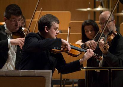 Frank Peter Zimmermann con un Stradivarius, en el concierto que ofreció el 25 de febrero en el Auditorio Nacional de Madrid.