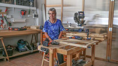 Anna Freixas, en el taller en el que aprende carpintería, en Córdoba el 11 de julio.