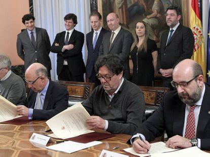 Representantes sindicales firmando uno de los acuerdos de empleo público de los útlimos años con el ministro popular de Hacienda, Cristóbal Montoro.
