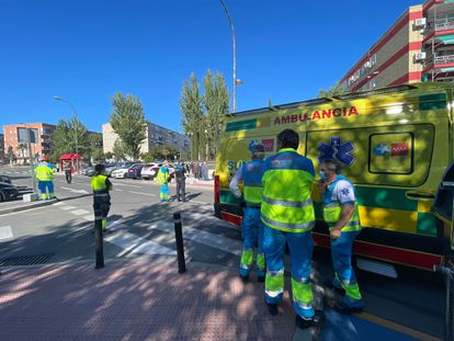 Efectivos del Summa y de la Policía Local, en el lugar del atropello, en la avenida de Aragón de Getafe.