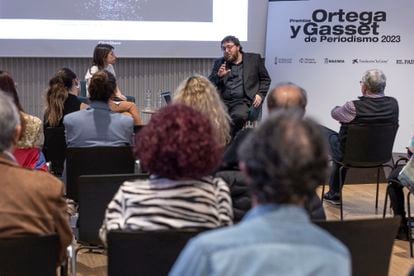 El ganador del Premio Ortega y Gasset a Mejor Fotografía, Santi Palacios, conversa con la periodista Andrea Nogueira en un encuentro con suscriptores y lectores de EL PAÍS. 