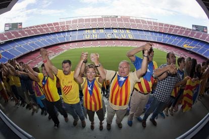 La Diada del 2013 va enllaçar tot Catalunya en la Via Catalana. A la imatge, la serp humana al seu pas pel Camp Nou.