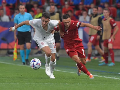 Eric García trata de frenar al checo Pesek durante el República Checa-España (2-2) de la Liga de Naciones disputado el domingo en el estadio Sinobo de Praga.