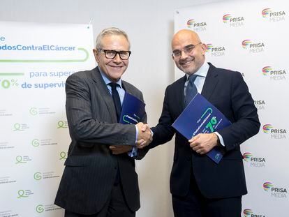 Ramón Reyes, presidente de la AECC, y Carlos Núñez, presidente ejecutivo de PRISA Media, firman el acuerdo entre ambas organizaciones.