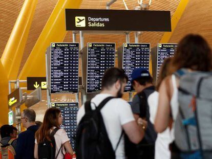 Numerosos turistas esperan en los mostradores de facturación de la T-4 en el aeropuerto madrileño Adolfo Suárez Madrid-Barajas.
