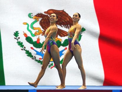 Las nadadoras Joana Jiménez y Nuria Diosdado durante una competencia en Corea del Sur, en 2019.