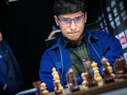 Alireza Firouzja, este jueves durante la penúltima ronda del Altibox Norway Chess, con Magnus Carlsen al fondo.