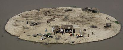 Una familia paquistaní, en su granja, rodeada por las aguas, cerca de la provincia de Bachel in Sindh, en el sur de Pakistán. La foto fue tomada desde un helicóptero de la Armada.