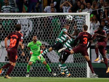 Un gol en propia puerta de Coates desequilibra un partido muy competido y bien jugado por el Sporting ante un errático Barcelona