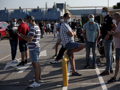 Trabajadores tras el anuncio de cierre de la fábrica Nissan de Barcelona, este jueves.