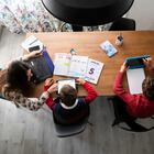 Dvd 2024 (20/10/20) ATENCIÓN: FOTOS CON PERMISO PARA SER UTILIZADAS EN RELACIÓN CON IDEAS SOBRE CONCILIACIÓN Y TRABAJO A DISTANCIA.  PARA CUALQUIER OTRO USO CONSULTAR A CARLOS ROSILLO.  Una madre ayuda a sus hijos con los deberes escolares mientras teletrabaja en un municipio de la Comunidad de Madrid.  CARLOS ROSILLO.