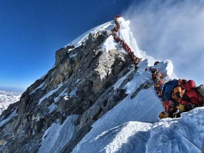 Atasco en la cumbre del Everest el pasado 22 de mayo. En vídeo, declaraciones de algunos montañeros y guías e imágenes de los atascos.