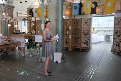 Ana Garrido, responsable de los productos a la venta en la oficina de turismo de Madrid de la Plaza Mayor.