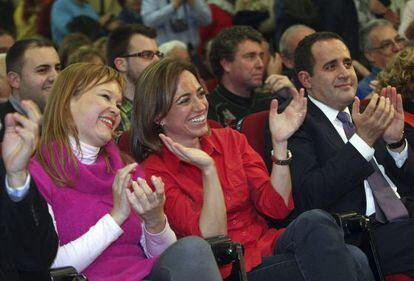 Carme Chac&oacute;n entre Leire Paj&iacute;n y Jorge Alarte en la presentaci&oacute;n de su candidatura a la secretaria general del PSOE en Alicante.