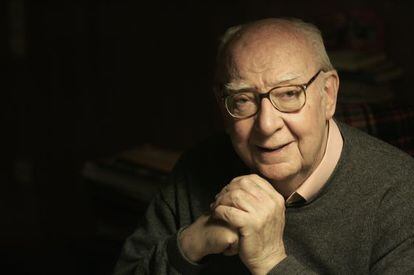 El director de cine Jos&eacute; Luis Borau, fotografiado en su casa de Madrid.