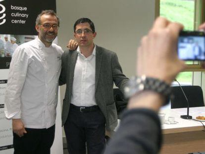 El cocinero italiano Massimo Bottura junto al director del Basque Culinary Center, Joxe Mari Aizeaga.