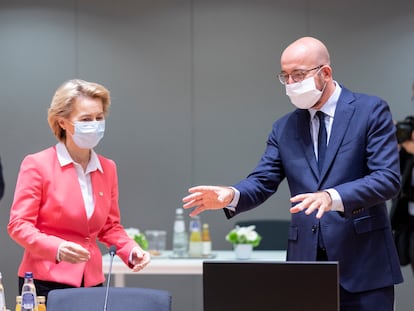 La presidenta de la Comisión Europea, Ursula von der Leyen, junto al presidente del Consejo Europeo, Charles Michel, en una reunión en julio, en Bruselas.