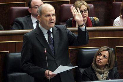 El vicepresidente tercero, Manuel Chaves en una de sus intervenciones, junto a la ministra Carme Chacón.