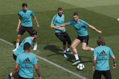 Cristiano Ronaldo controla el balón en el entrenamiento de este viernes.