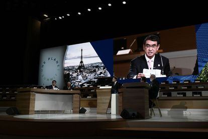 El Ministro de Exteriores japonés, Taro Kono, durante un discurso en la cumbre One Planet en París.