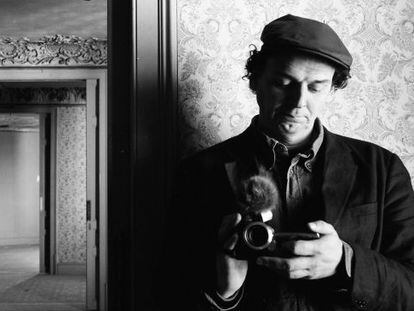 El cineasta José Luis Guerín, retratado por el fotógrafo Óscar Fernández Orengo, para su serie 'A través de mis ojos'.