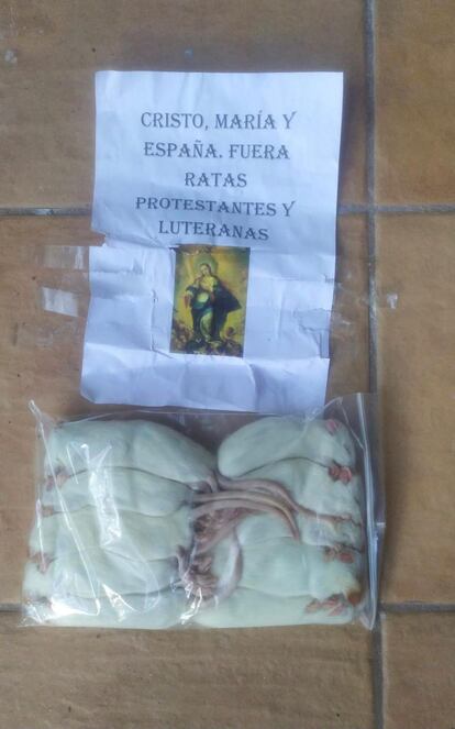 Una de las bolsas con ratas muertas y mensajes con descalificaciones e insultos que han encontrado junto a la iglesia.