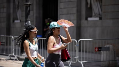 Dos turistas en la plaza Sant Jaume de Barcelona, este miércoles.