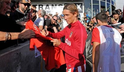 Fernando Torres firma autógrafos en Melbourne.