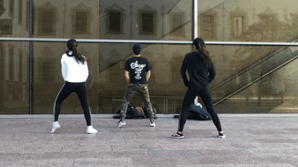 Keesha, Aaron y Chenoa utilizan la pared acristalada del CCCB como espejo para practicar las coreografías que aprenden en YouTube.