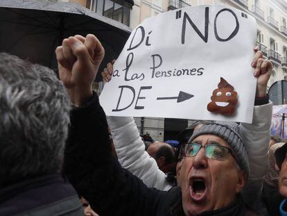 Pensionistas protestando por la revalorización de las prestaciones.