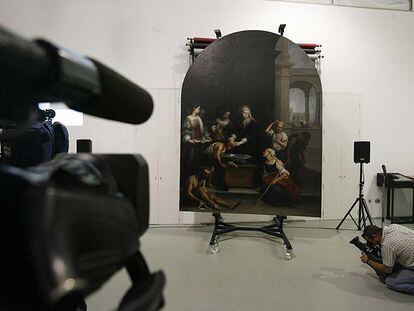 Un momento de la presentación del cuadro restaurado <i>Santa Isabel de Hungría curando a los tiñosos,</i> ayer en Sevilla.
