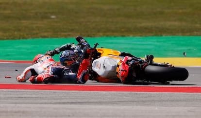 Marc Márquez (a la derecha) y Miguel Oliveira, tras el accidente. Una acción que el público luso le hizo pagar con una sonora pitada cuando se acercó al box.