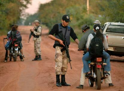 Controles por las fuerzas del Ejército Paraguayo en el norte del país, en busca de miembros de la guerilla del Ejército del Pueblo Paraguayo (EPP).