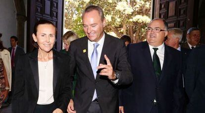 La presidenta del TSJCV, Pilar de la Oliva; el jefe del Consell, Alberto Fabra, y el vicepresidente del CGPJ, Fernando de Rosa, antes del acto. 