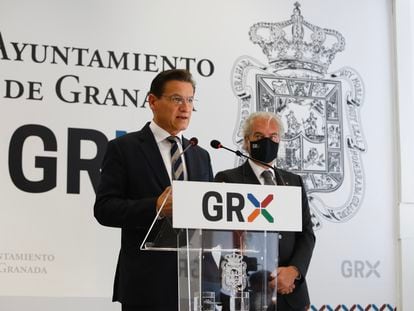 El exalcalde de Granada, Luis Salvador, junto a su compañero José Antonio Huertas.