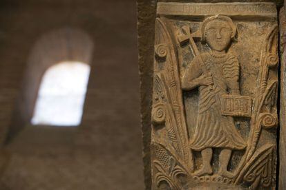 El apóstol San Pedro en el capitel de Abraham. La decoración interior de San Pedro de la Nave es probablemente su mayor valor artístico.