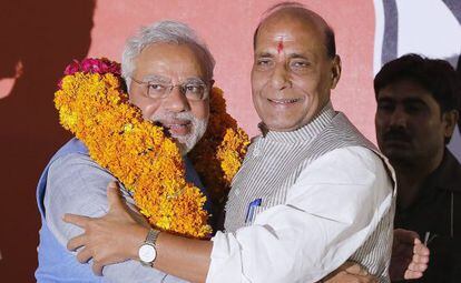 El presidente del partido BJP, Rajnath Singh (dcha), da la bienvenida a Narendra Modi, ganador de las presidenciales en India, este s&aacute;bado en Nueva Delhi.