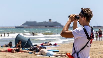 Un socorrista en la playa de La Malvarrosa, de Valencia, el pasado mes.